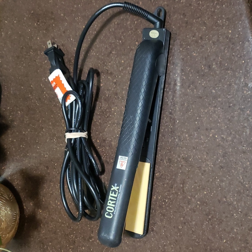 CORTEX PROFESSIONAL MARK FLAT IRON. SALON QUALITY WITH ERGONOMIC DESIGN -